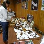 Admirando a mesa do espólio