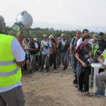 O mais jovem participante carimba o passaporte...